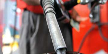 نئے سال کے آغاز میں عوام کے لیے خوشخبری:  پیٹرولیم مصنوعات کی قیمتوں میں کمی کا اعلان