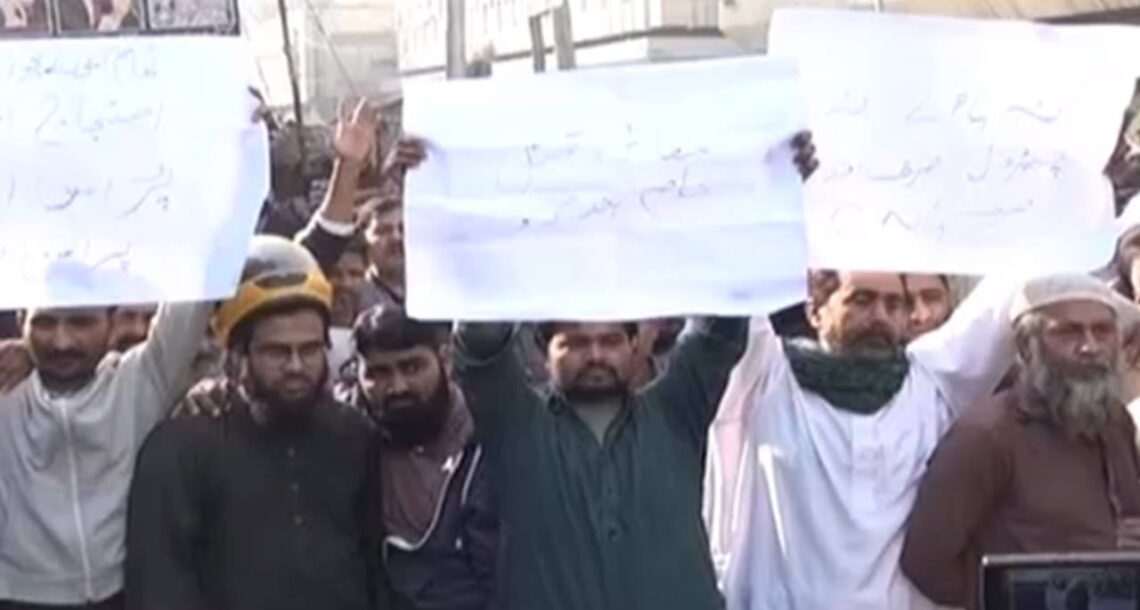 ٹریفک پولیس کا ناقص سلینڈرز اور ان فٹ گاڑیوں کے خلاف کریک ڈاؤن، وین ڈرائیورز کی ہڑتال