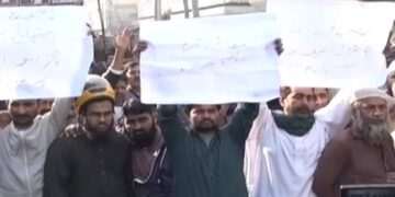 ٹریفک پولیس کا ناقص سلینڈرز اور ان فٹ گاڑیوں کے خلاف کریک ڈاؤن، وین ڈرائیورز کی ہڑتال
