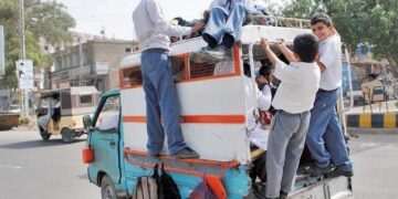 کراچی میں ایک مرتبہ پھر اسکول اور کالج وین ڈراٸیورز کی ہڑتال