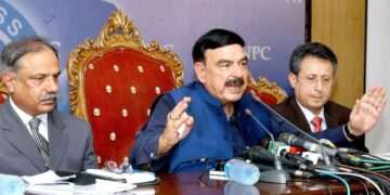 آصف زرداری کا کیس نواز شریف سے ایک لاکھ گنا زیادہ خطر ناک ہے۔ وزیر ریلوے