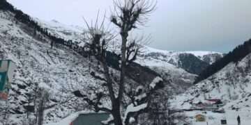 کشمیر اور گلگت بلتستان میں برفباری،  میدانی اور بالائی علاقوں میں دھند کا خدشہ