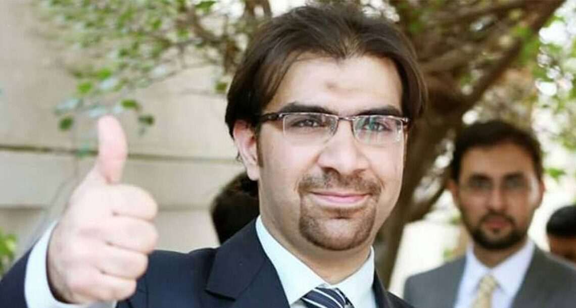 پاکستانی استاد احمد سایا نے لندن کیمبرج یونیورسٹی کا ایوارڈ اپنے نام کرلیا