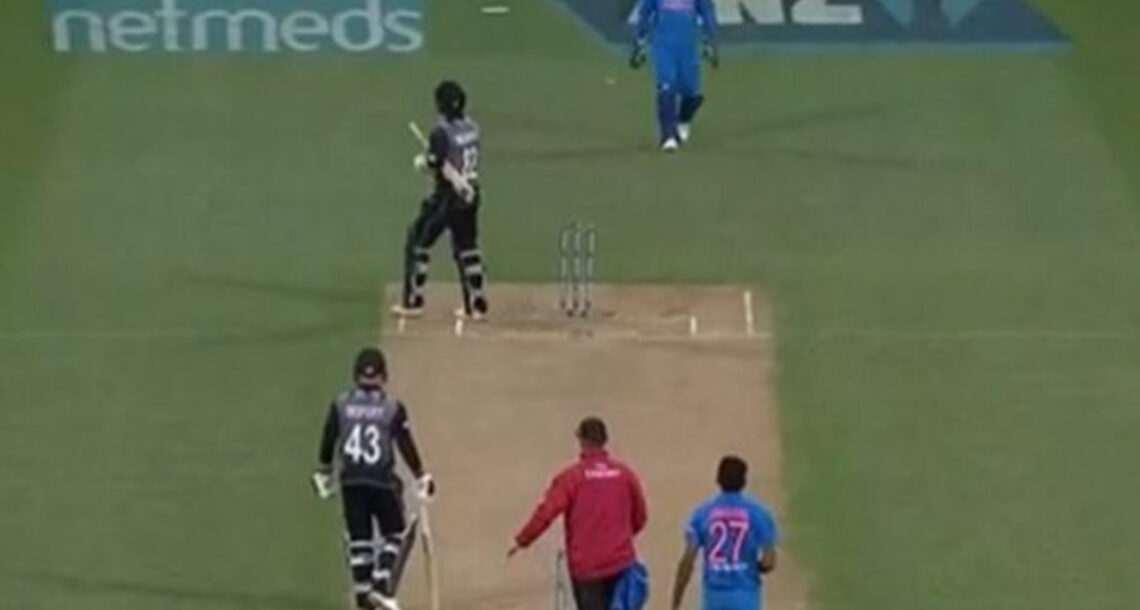 ہوا سے بیلز گرنے سے کولن منرو خود کو آؤٹ سمجھ بیٹھے