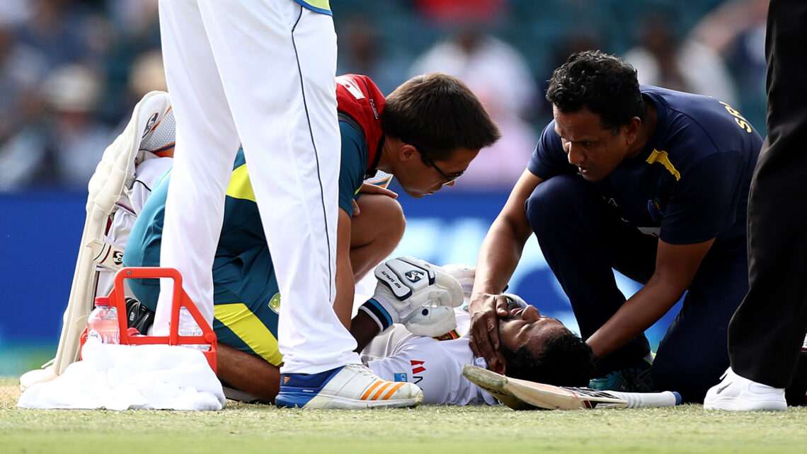 سری لنکن بیٹسمین کرونارتنے کے سر پر گیند لگنے سے گرگئے