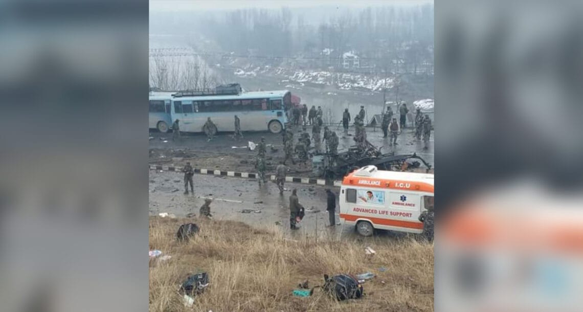 مقبوضہ کشمیر میں کار بم دھماکہ، 18 بھارتی سیکیورٹی اہلکار ہلاک