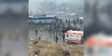 مقبوضہ کشمیر میں کار بم دھماکہ، 18 بھارتی سیکیورٹی اہلکار ہلاک