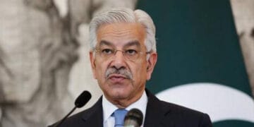 بابائے ڈیم قوم کو ڈیم کے نام پر بے وقوف بنا گئے، سرکاری ملازمین کی تنخواہوں پر ڈاکہ ڈالا گیا. خواجہ آصف