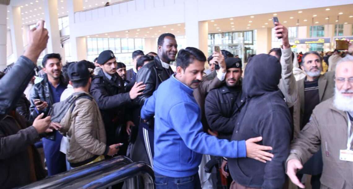 پشاور زلمی کے کپتان ڈیرن سیمی پاکستان پہنچ گئے