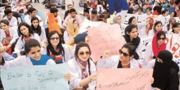 سندھ بھر میں ینگ ڈاکٹرز کی دوسرے روز بھی ہڑتال جاری