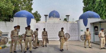 پاکستان نے بھارت میں تعینات ہائی کمشنر کو واپس بلالیا