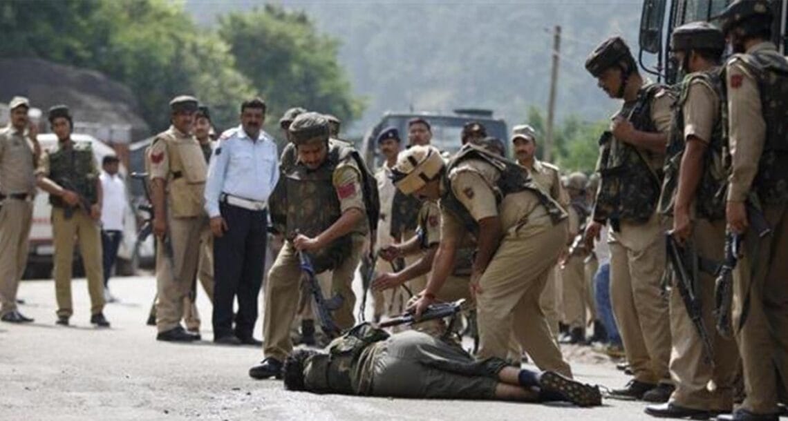 مقبوضہ کشمیر: قابض بھارتی فوجیوں کا ظلم جاری، 2 کشمیری شہید