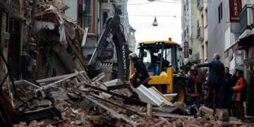 استنبول میں آٹھ منزلہ عمارت زمین بوس، 2 افراد جاں بحق