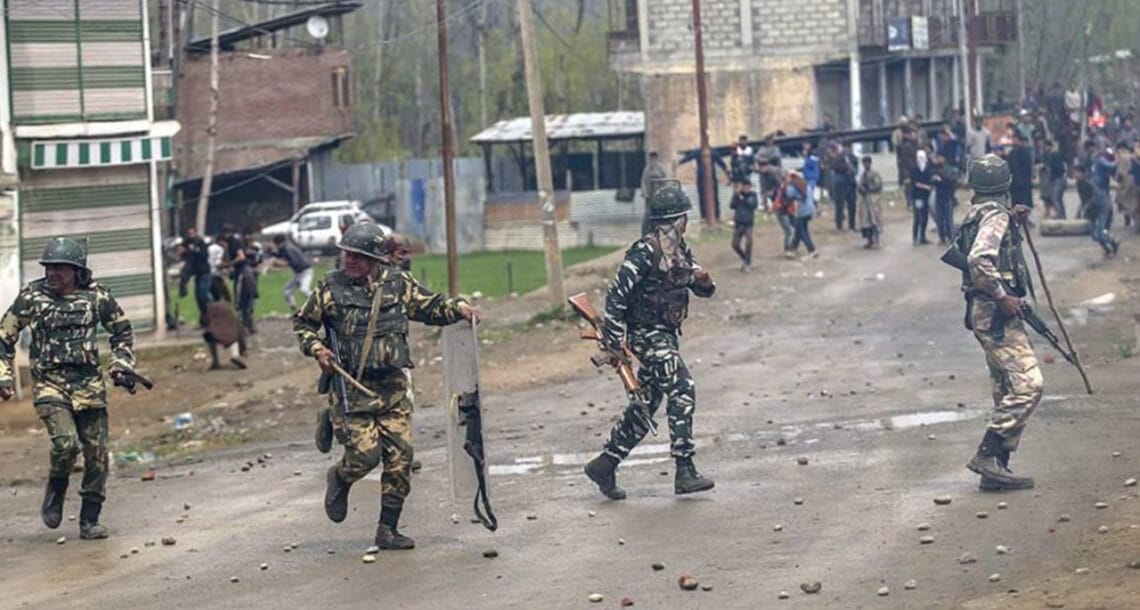 ضلع پلوامہ میں بھارتی فورسز کے سرچ آپریشن میں 3 کشمیری شہید، جوابی کاروائی میں میجر سمیت 5 بھارتی فوجی ہلاک