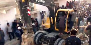 ملیر کے علاقے جعفر طیار سوسائٹی میں 4 منزلہ رہائشی عمارت گرگئی، 2 افراد جاں بحق