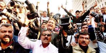 میڈیا ہاؤسز سے ملازمین کی جبری برطرفیوں اور تنخواہوں کی عدم ادائیگی کے خلاف احتجاج