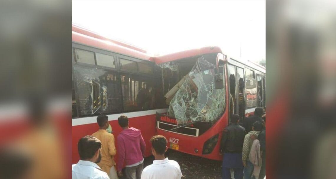 لاہور میں دو میٹرو بس آپس میں ٹکرا گئیں، ایک خاتون جاں بحق 16 افراد زخمی