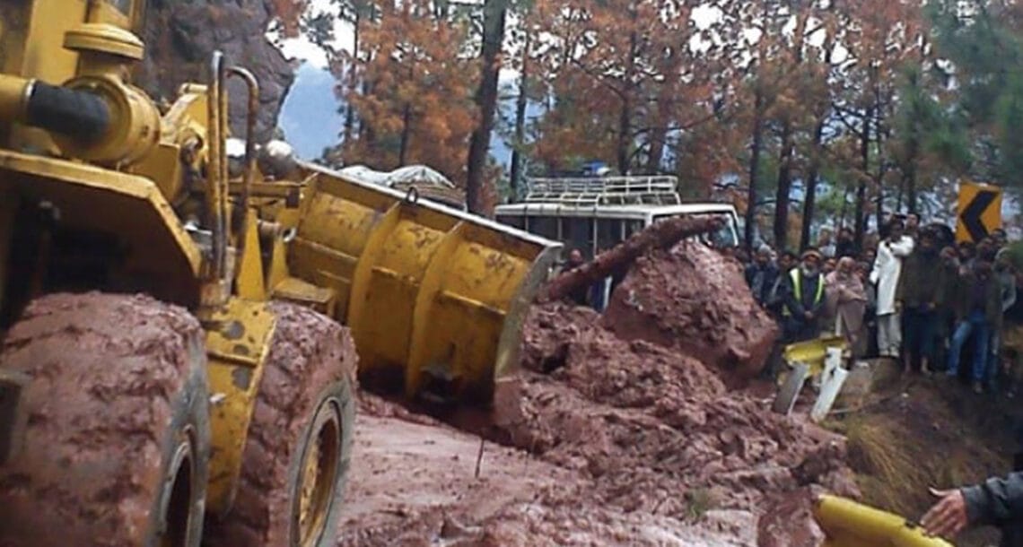 مری اور نواحی علاقوں میں حالیہ بارشوں اور لینڈ سلائیڈنگ کے سبب درجنوں مکانات تباہ