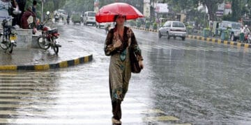 ملک کے مختلف شہروں میں بارش اور پہاڑوں پر برفباری سے سردی میں اضافہ