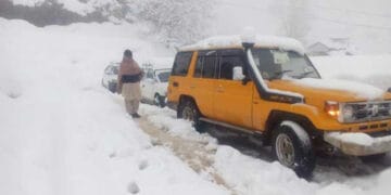 ملک کے مختلف شہروں میں تیز بارشوں‌ اور برف باری سے 13 افراد جاں بحق، متعدد زخمی
