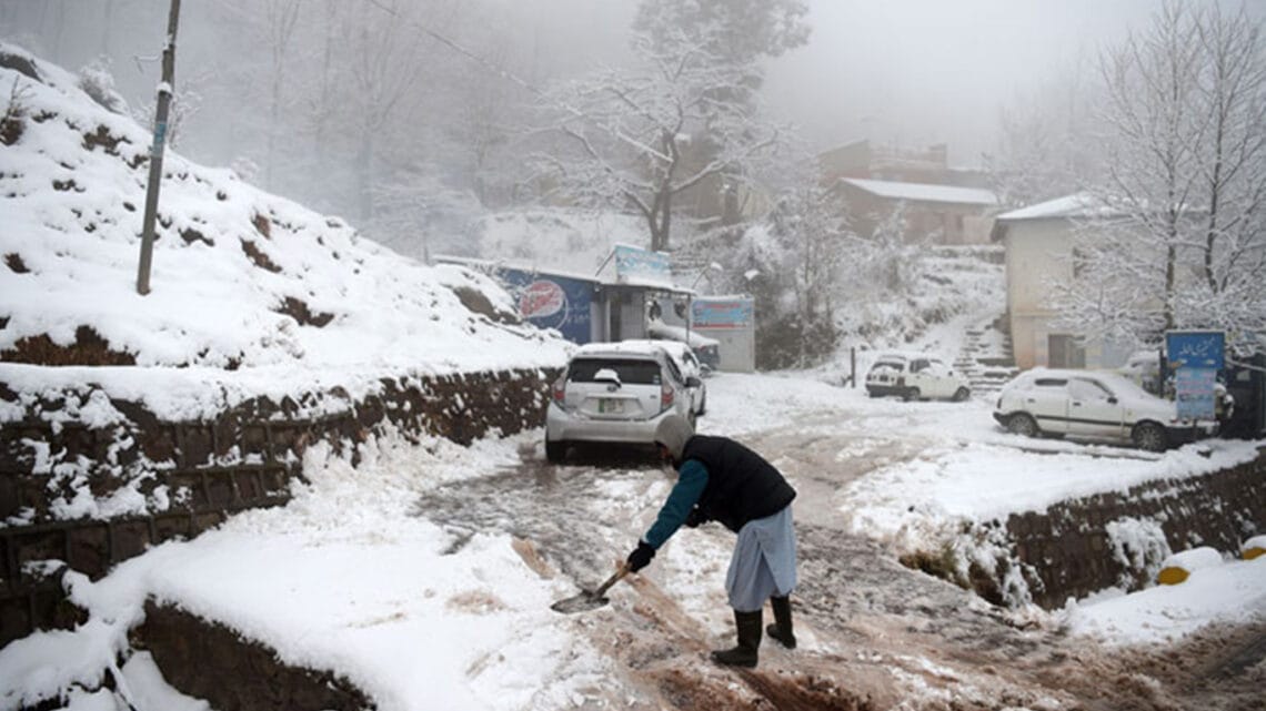 ملک کے بالائی علاقوں میں بارش اور برف باری سے سردی کی شدت میں اضافہ