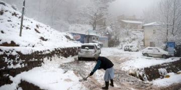 ملک کے بالائی علاقوں میں بارش اور برف باری سے سردی کی شدت میں اضافہ