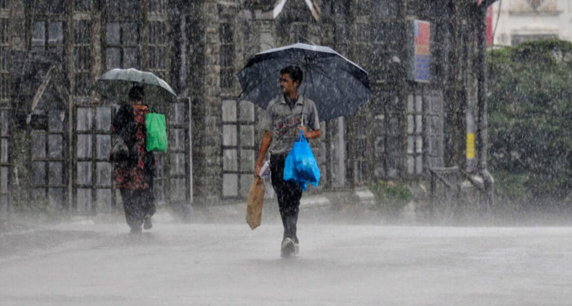 ملک کے بیشتر حصوں میں وقفے وقفے سے بارش اور پہاڑوں پر برفباری کا سلسلہ جاری