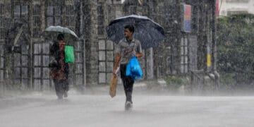 ملک کے بیشتر حصوں میں وقفے وقفے سے بارش اور پہاڑوں پر برفباری کا سلسلہ جاری