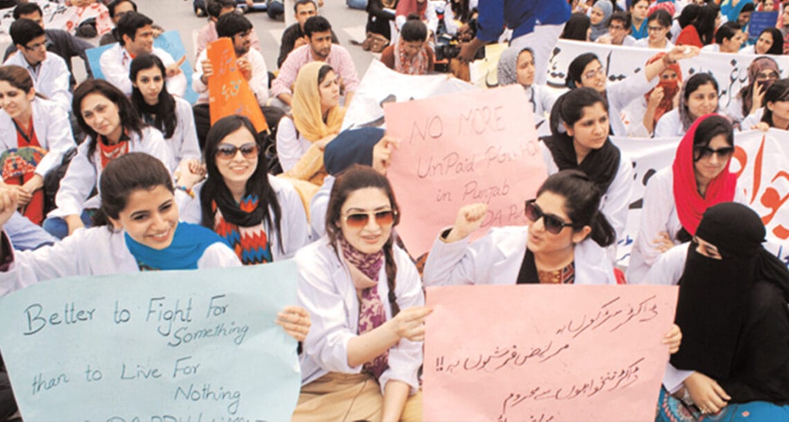 ینگ ڈاکٹرز کی ہڑتال کا چوتھا روز، سندھ بھر کے سرکاری اسپتالوں میں کام بند
