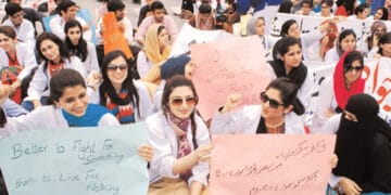 ینگ ڈاکٹرز کی ہڑتال کا چوتھا روز، سندھ بھر کے سرکاری اسپتالوں میں کام بند