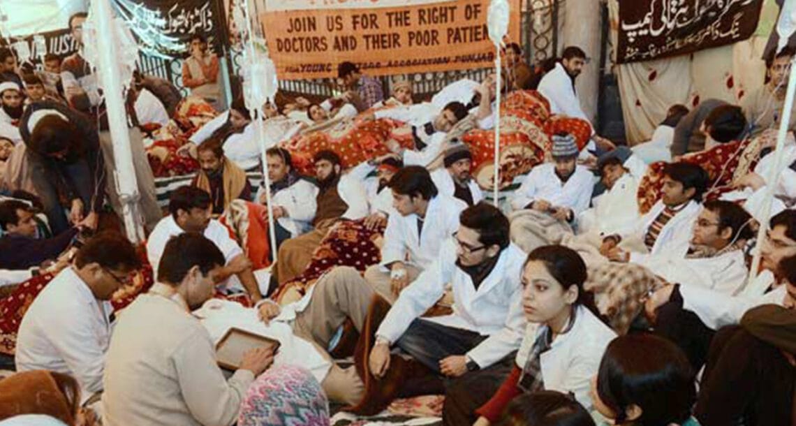 سندھ میں ینگ ڈاکٹرز کی تیسرے روز بھی ہڑتال جاری، مریض پریشان
