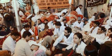 سندھ میں ینگ ڈاکٹرز کی تیسرے روز بھی ہڑتال جاری، مریض پریشان