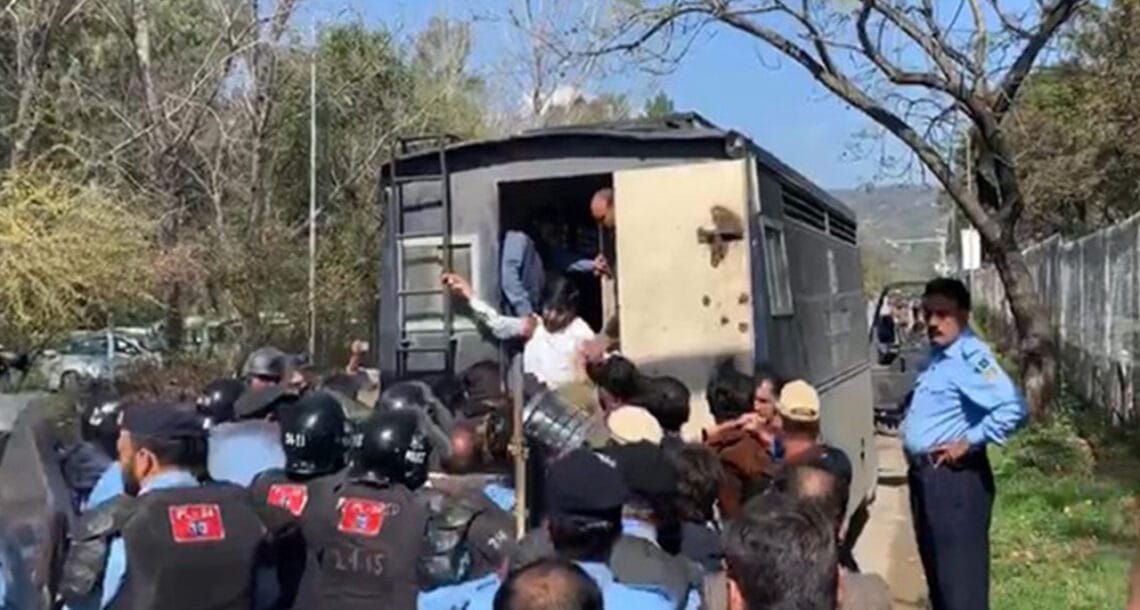 نیب ہیڈ کوارٹر جانے کی کوشش کرنے پر پیپلز پارٹی کے درجنوں کارکنان گرفتار