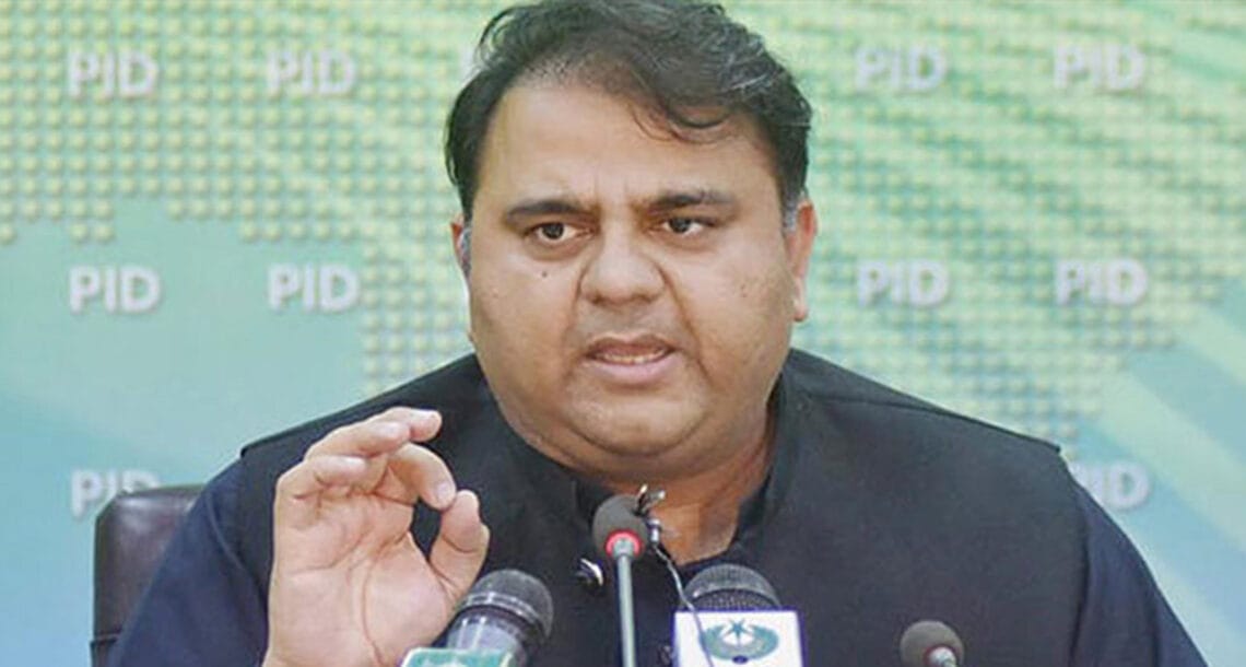 چوری اور سینہ زوری کو واضح کرنا ہو تو نواز شریف، آصف زرداری کا رویہ دیکھ لیں: فواد چوہدری