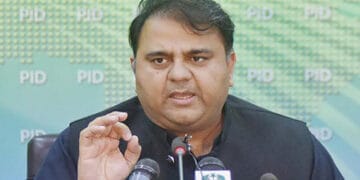 چوری اور سینہ زوری کو واضح کرنا ہو تو نواز شریف، آصف زرداری کا رویہ دیکھ لیں: فواد چوہدری