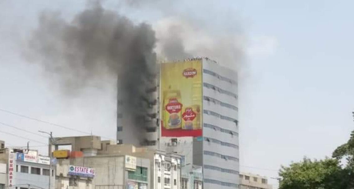 حسن اسکوائر کے قریب عمارت میں آتشزدگی کے نتیجے میں 2 افراد جاں بحق، متعدد زخمی