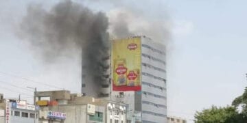 حسن اسکوائر کے قریب عمارت میں آتشزدگی کے نتیجے میں 2 افراد جاں بحق، متعدد زخمی