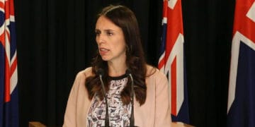 سانحہ کرائسٹ چرچ:‌ نیوزی لینڈ کی وزیراعظم کی مسلم کمیونیٹی سے سیاہ لباس پہن کر اظہار تعزیت