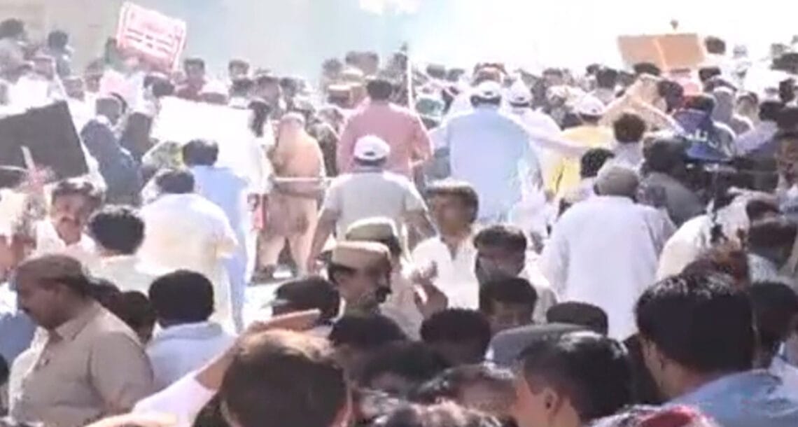کراچی میں پولیس کا اساتذہ پر شیلنگ اور لاٹھی جاری