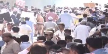 کراچی میں پولیس کا اساتذہ پر شیلنگ اور لاٹھی جاری