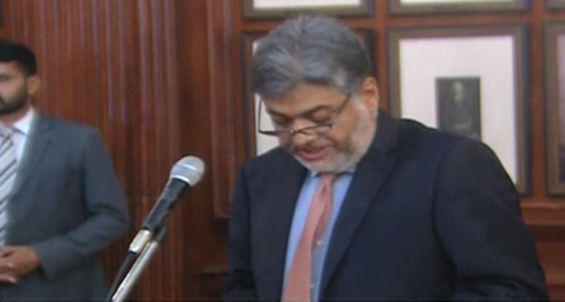 صمصام بخاری نے وزیر اطلاعات پنجاب کے عہدے کا حلف اٹھالیا