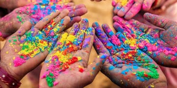 پاکستان سمیت دنیا بھر میں ہندو برادری مذہبی تہوار ہولی منا رہی ہے