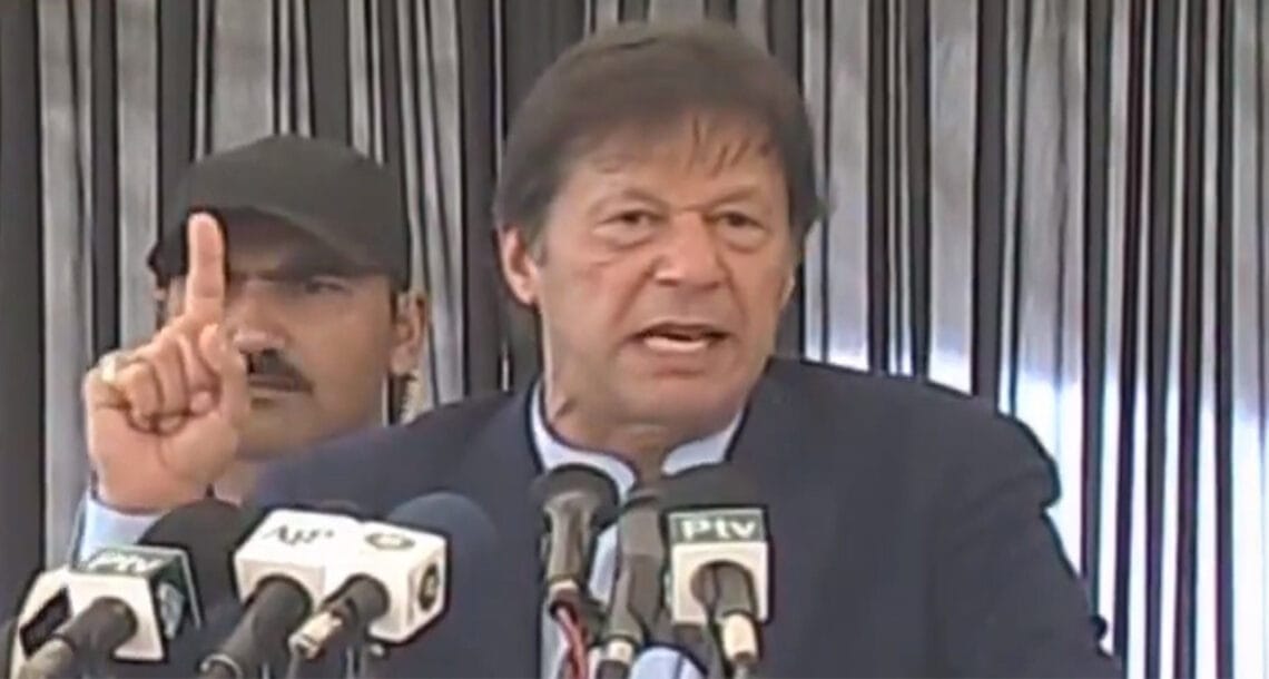 نواز اور زرداری کے پاس ایک ہی راستہ ہے کہ قوم کا پیسہ واپس لوٹا دیں۔ وزیر اعظم