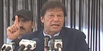 نواز اور زرداری کے پاس ایک ہی راستہ ہے کہ قوم کا پیسہ واپس لوٹا دیں۔ وزیر اعظم