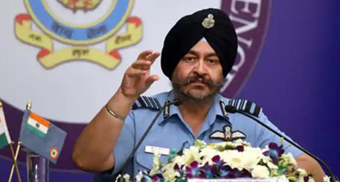 ابھی نندن فی الحال جہاز چلانے کیلئے فٹ نہیں، میڈیکل چیک اپ کے بعد واپس ڈیوٹی پرآئیں گے۔ بھارتی ایئر چیف