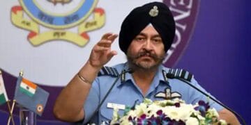 ابھی نندن فی الحال جہاز چلانے کیلئے فٹ نہیں، میڈیکل چیک اپ کے بعد واپس ڈیوٹی پرآئیں گے۔ بھارتی ایئر چیف