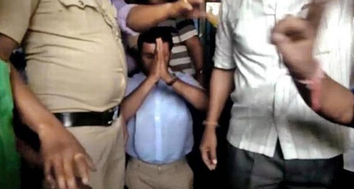 بھارتی پروفیسر کو عمران خان کی تعریف کرنا مہنگی پڑگئی، گھٹنوں پر بیٹھ کر معافی مانگنے پر مجبور