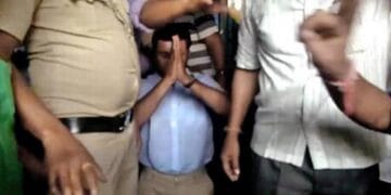 بھارتی پروفیسر کو عمران خان کی تعریف کرنا مہنگی پڑگئی، گھٹنوں پر بیٹھ کر معافی مانگنے پر مجبور