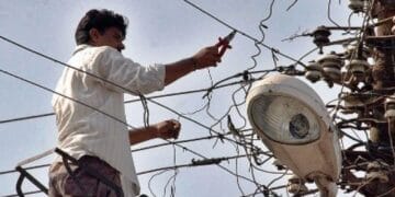 کراچی:‌ گلشن اقبال میں بلوں کی عدم ادائیگی پر کے الیکٹرک نے بجلی منقطع کردی
