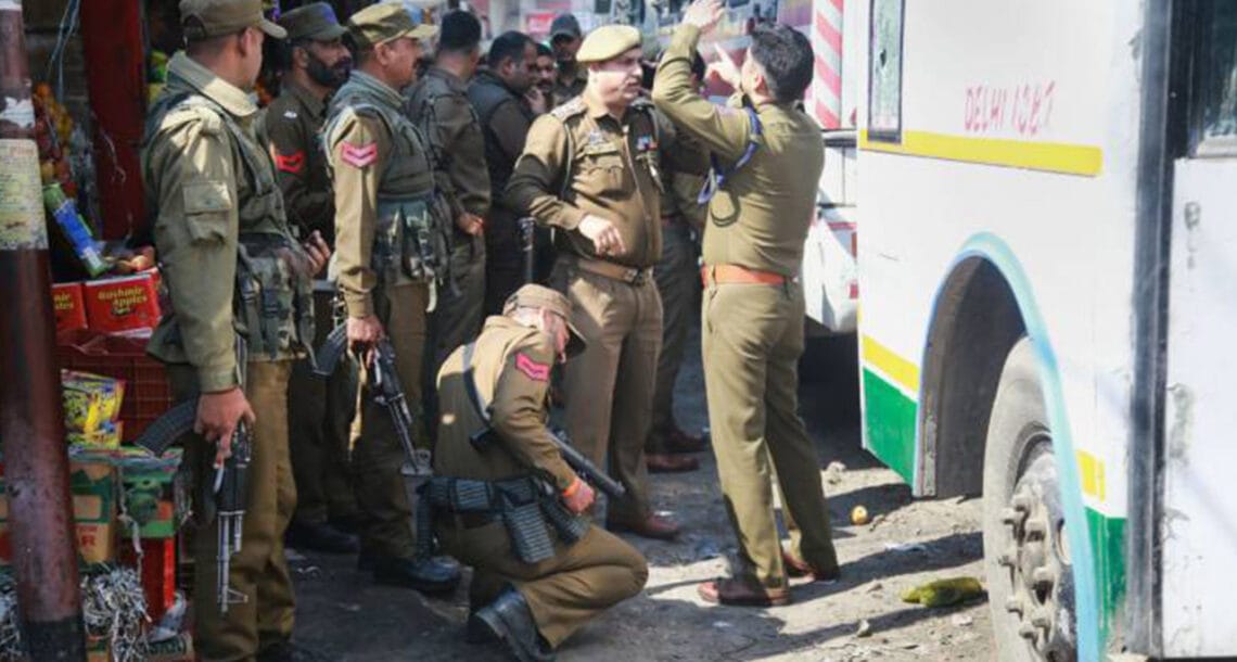 مقبوضہ کشمیر میں بھارتی سیکیورٹی فورس کی بس کے نزدیک کار میں دھماکہ